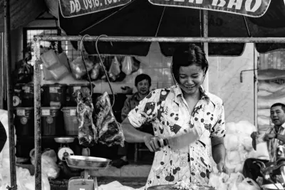 肉を捌く若い女性の肉屋