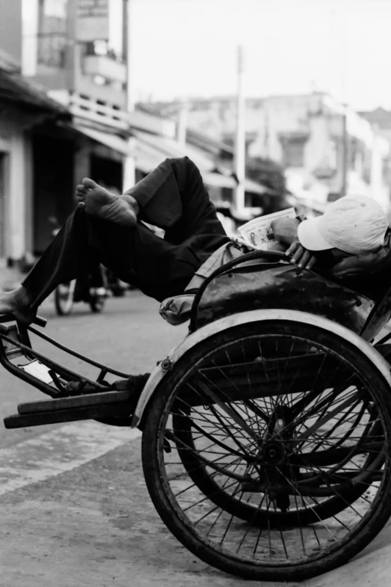 シクロの上で昼寝する運転手