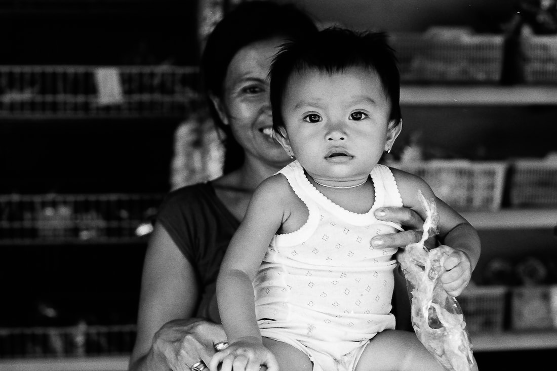 インドネシア 赤ちゃんの背後で笑うお母さん 旅と写真とエッセイ By オザワテツ