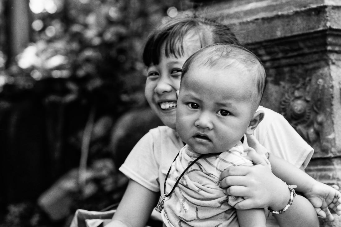 インドネシア 興味津々の赤ちゃんの後ろに見える笑顔 写真とエッセイ By オザワテツ