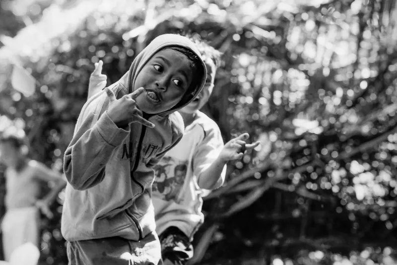 戯けた表情を見せる男の子