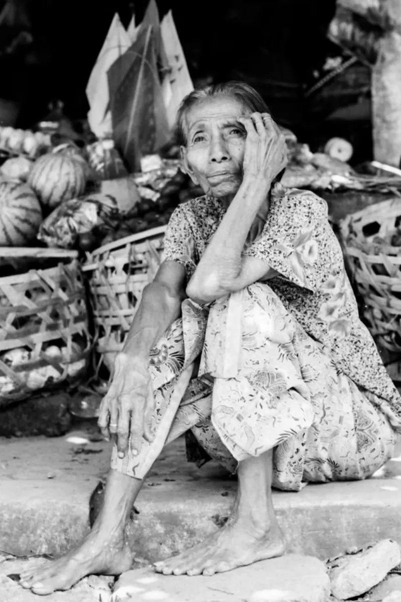 腰を下ろしていた裸足の女