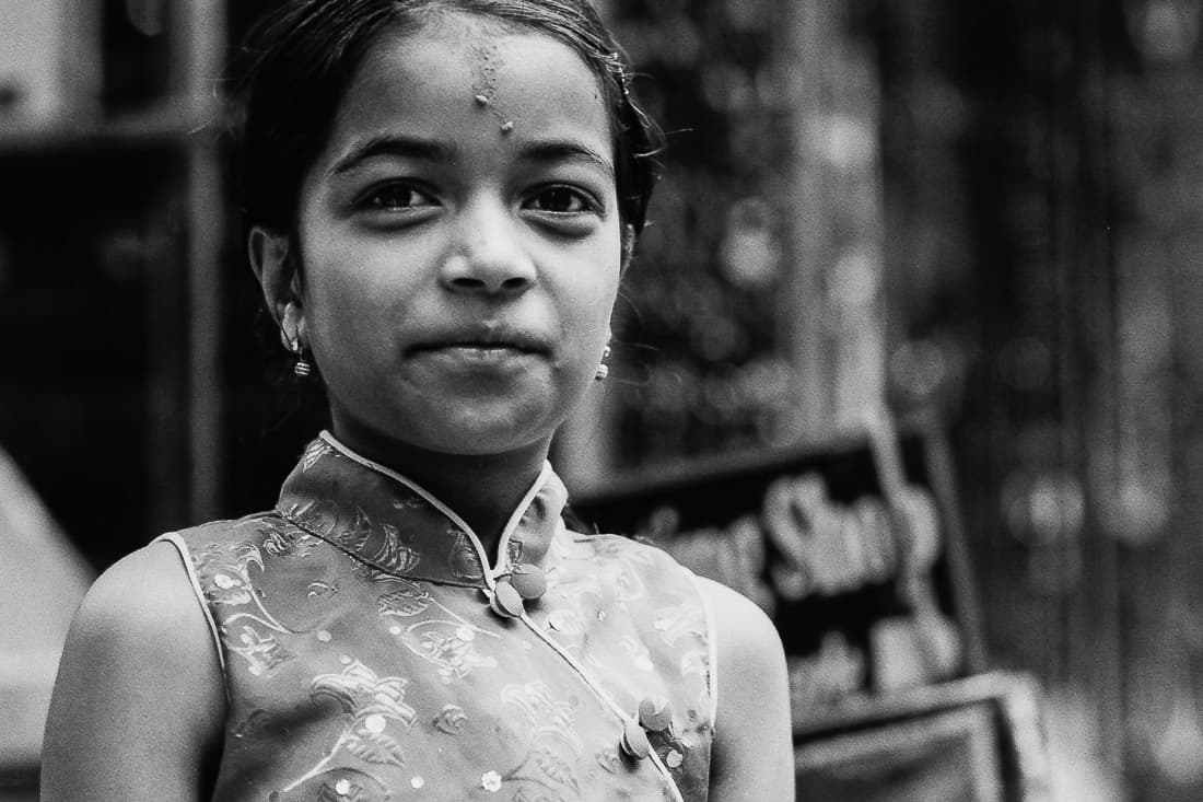 ネパール チャイナドレスのような服を着た少女 旅と写真とエッセイ By オザワテツ