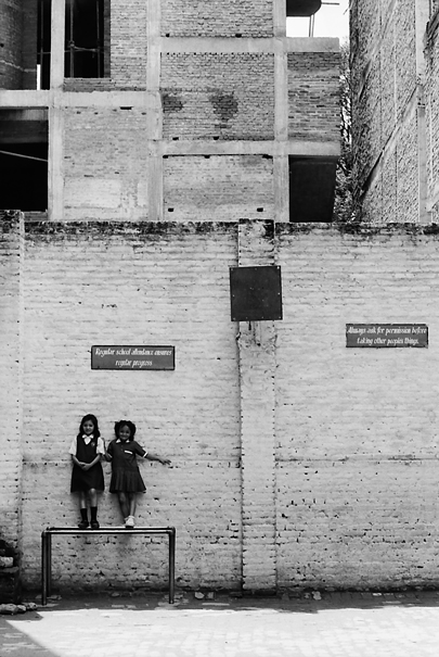 ネパール 壁にピッタリと寄り掛かる女の子 写真とエッセイ By オザワテツ