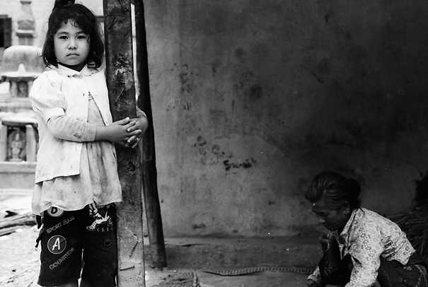 [bungamati, Nepal] Girl Holds The Pillar 