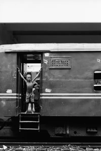 列車の乗降口に立つ男の子