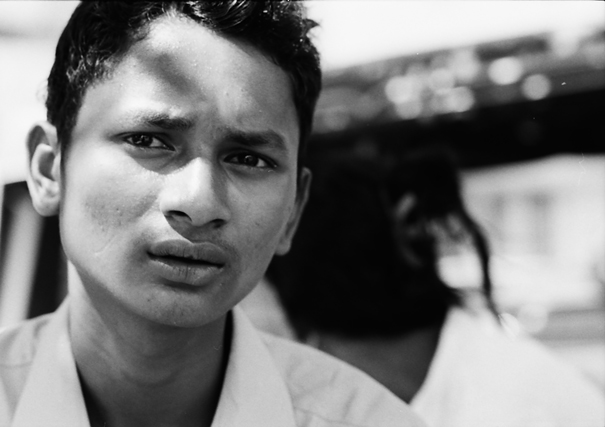 ミャンマー 道端にあった訝しがる視線 旅と写真とエッセイ By オザワテツ