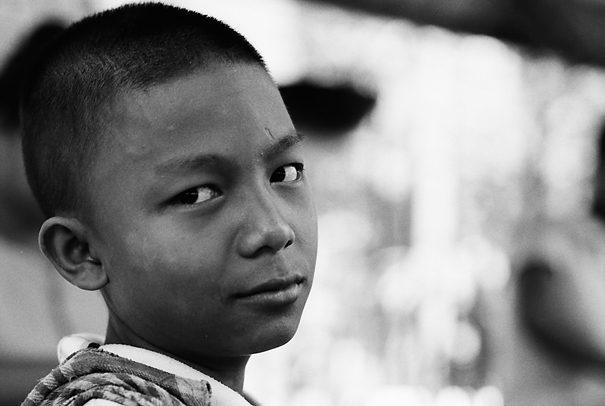 ミャンマー 横目で見る男の子 写真とエッセイ By オザワテツ