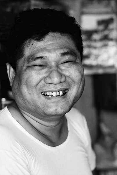 ミャンマー 雑貨屋で見つけた笑い顔 写真とエッセイ By オザワテツ