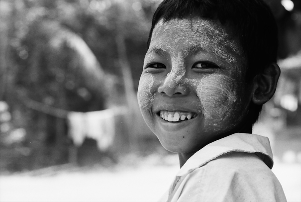 白い顔の男の子が笑った ミャンマー Boxman Fotologue