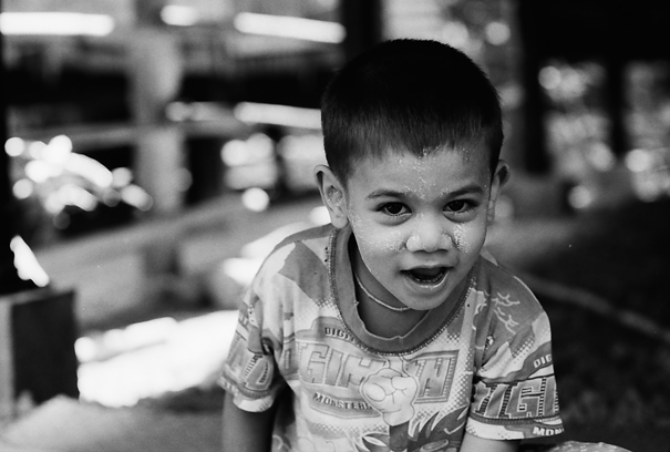 [Myanmar] Menacing Look | Travel, Photo and Essay by Tetsu Ozawa