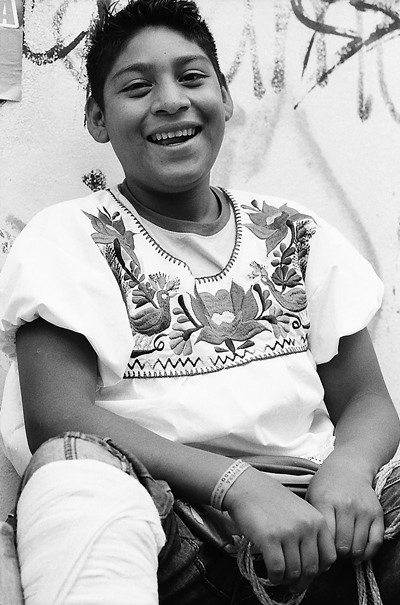 メキシコ 女の子の格好をした男の子は笑った 旅と写真とエッセイ By オザワテツ