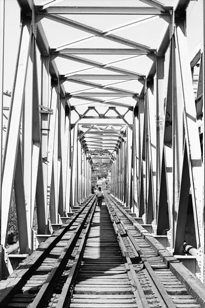 鉄橋の上の人影
