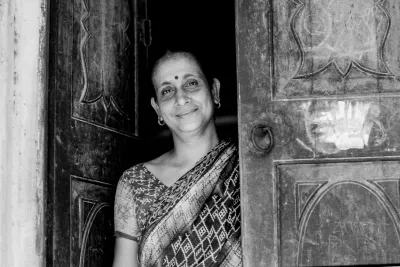 サリーを着た上品そうな女