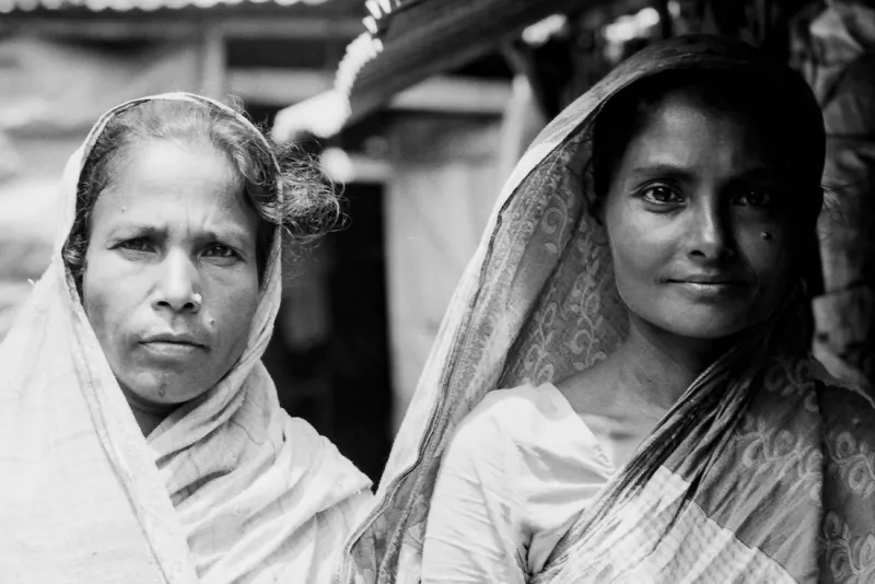 並んで立つショールをまとった女