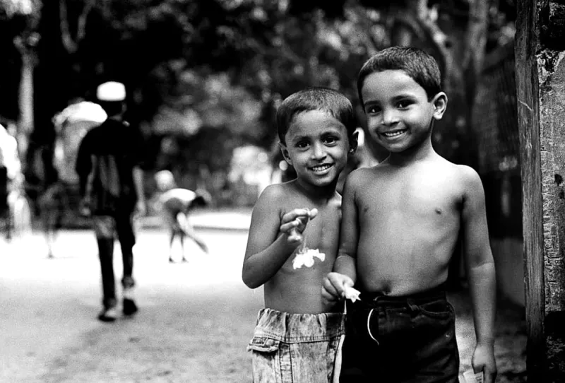 手に花を持つ男の子