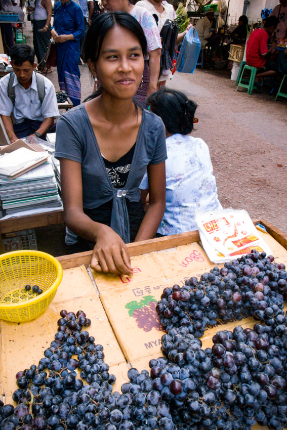 葡萄を売る若い女