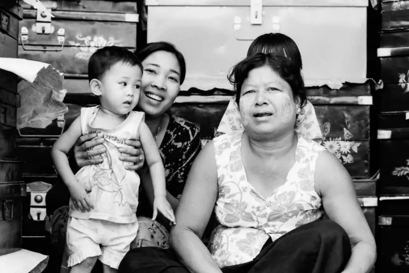 かばんの前に整列した家族