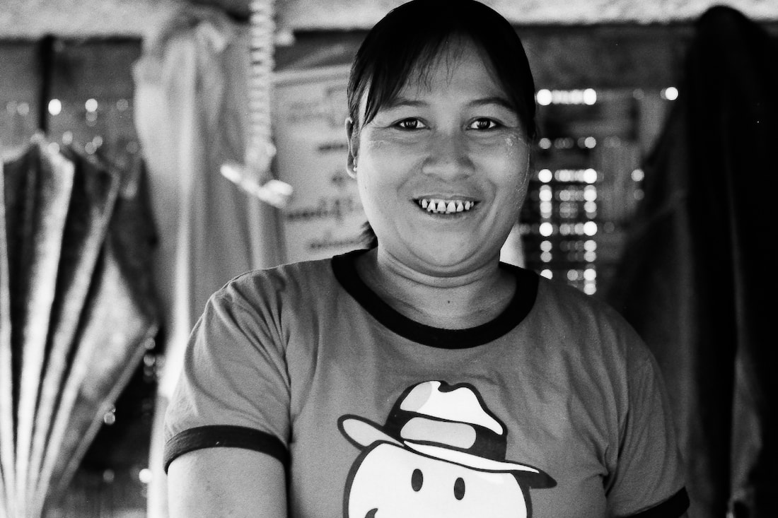 ふくよかな女性はTシャツに描かれたキャラクターのようには笑ってくれなかった【ミャンマー】 旅と写真とエッセイ by オザワテツ ふくよかな女性はTシャツに描かれたキャラクターのようには笑ってくれなかった【ミャンマー】 旅と写真とエッセイ by オザワテツ