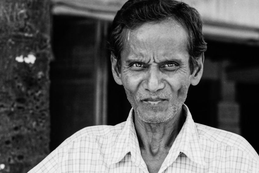 ミャンマー 道路脇の気難しい顔 旅と写真とエッセイ By オザワテツ