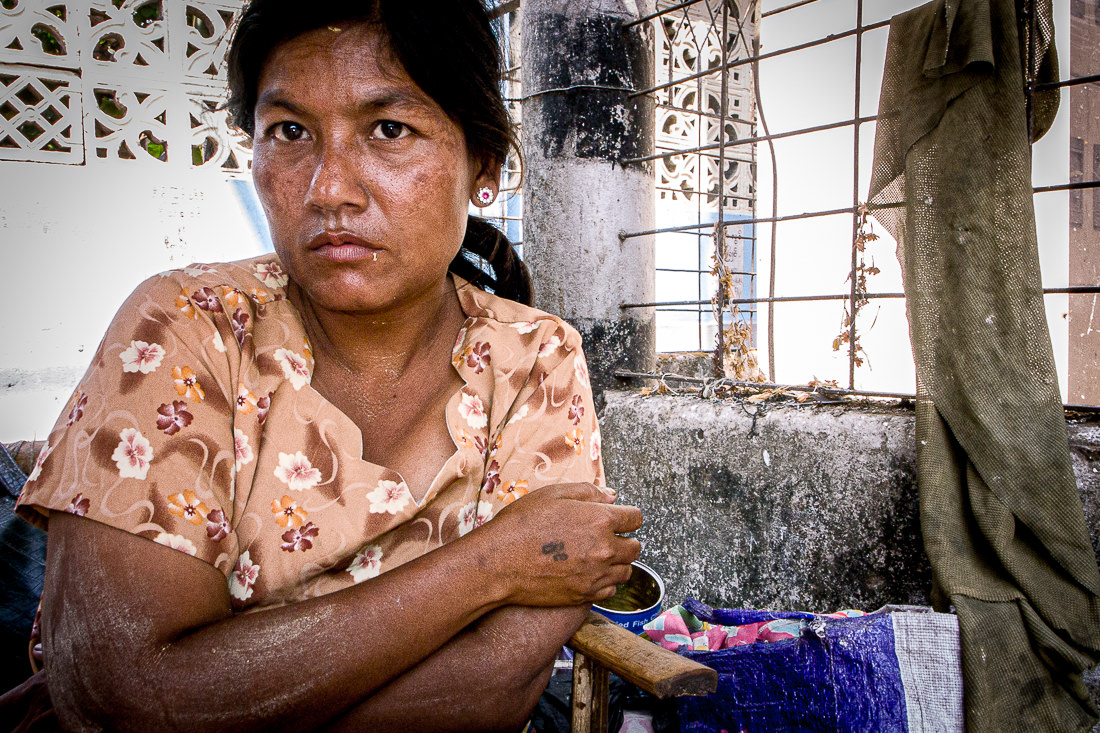 女性のいかめしい視線 ミャンマー 旅と写真とエッセイと