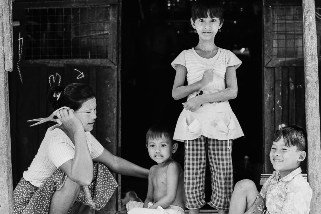 ミャンマー 家の前の母子 写真とエッセイ By オザワテツ
