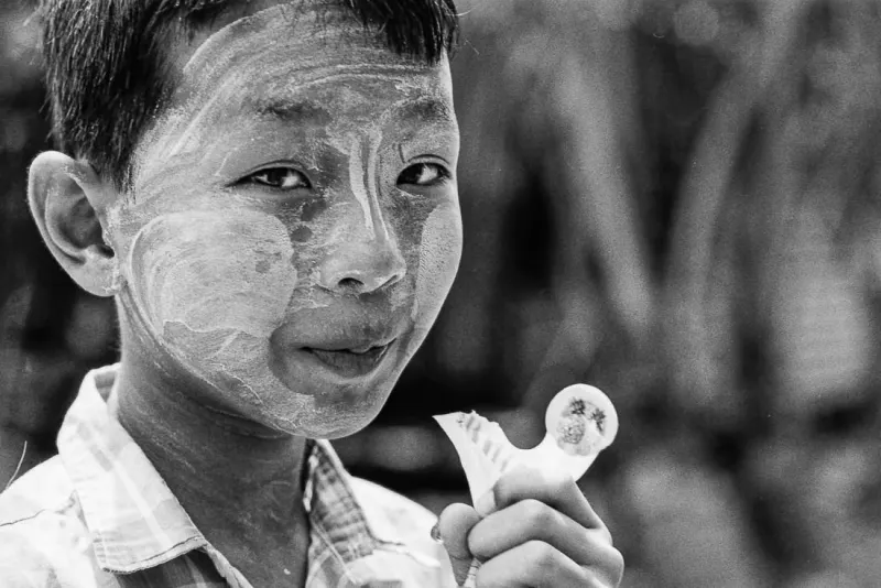 ほくそ笑む男の子