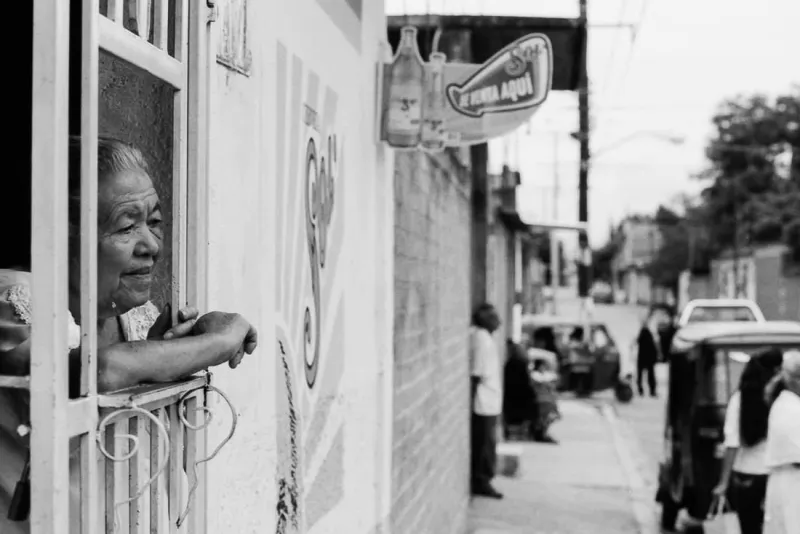 ぼんやり眺める老婆