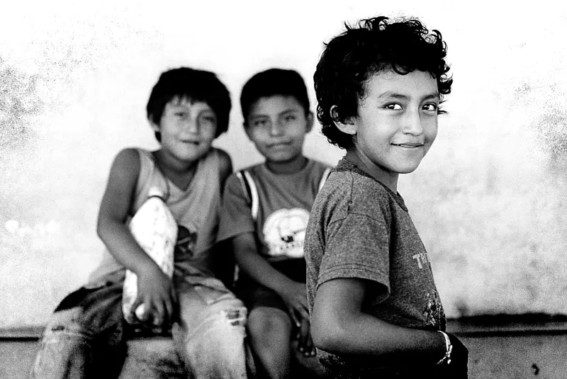 三人の男の子の視線