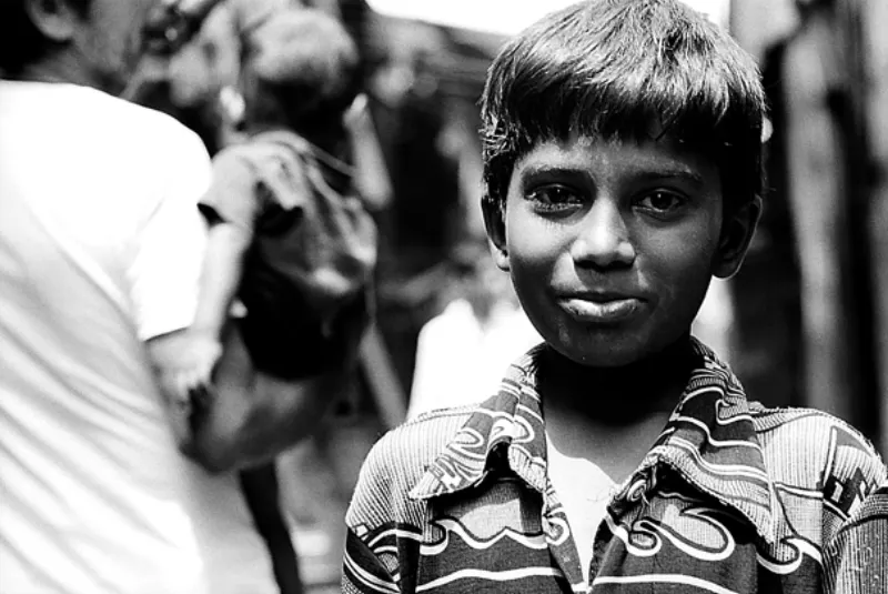 静かに見詰める男の子