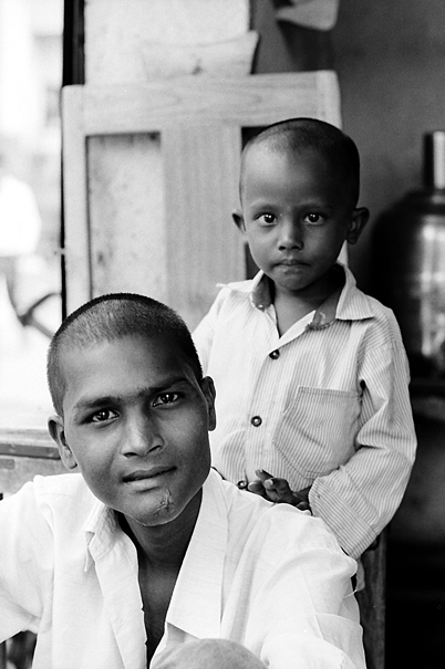 インド 坊主頭の男と少年 旅と写真とエッセイ By オザワテツ