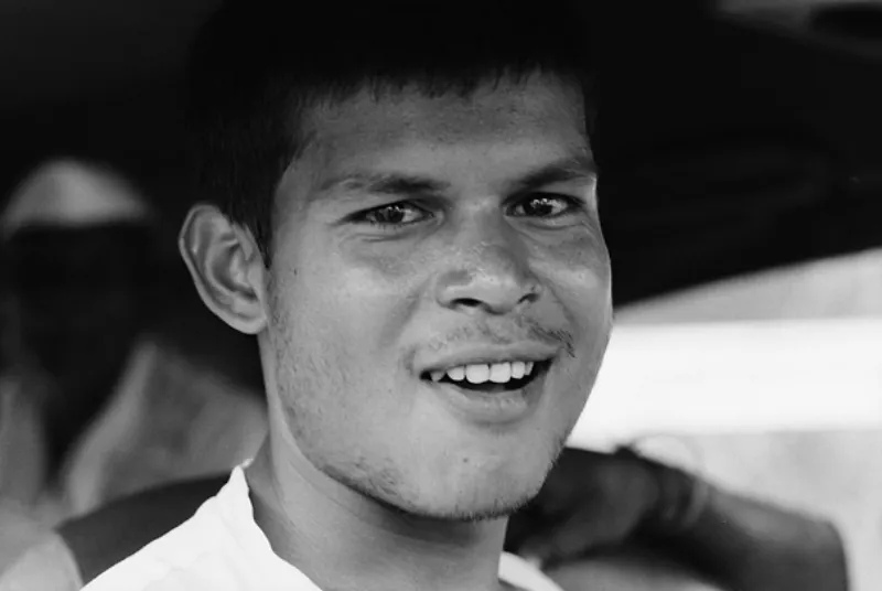 口を開けた青年