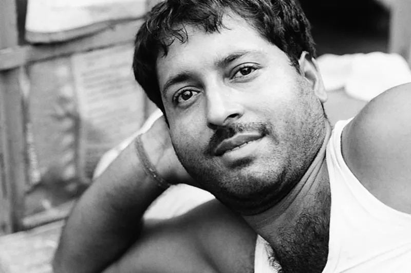 道端で寝転がる男