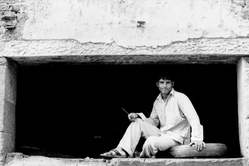 搬入口に腰を下ろした男