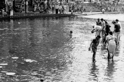 聖なるゴダヴァリ川で沐浴する人びと