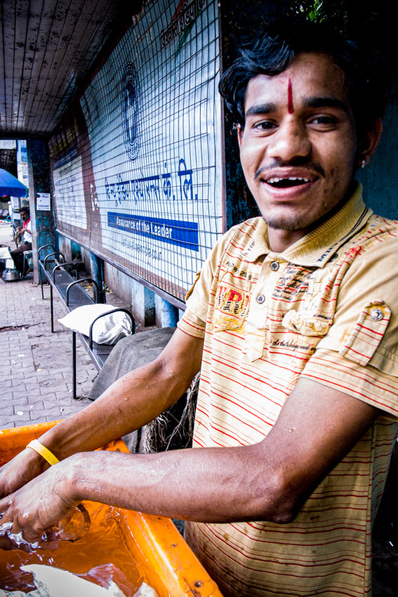 インド 冷たい飲み物を売るティラカを付けた男 旅と写真とエッセイ By オザワテツ