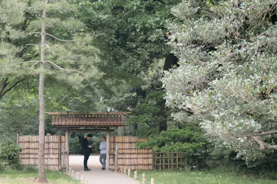 Figures at the gate in Rikugien Garden