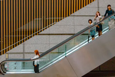 エスカレータに乗った女性たち