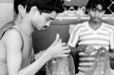 針仕事をする男たち