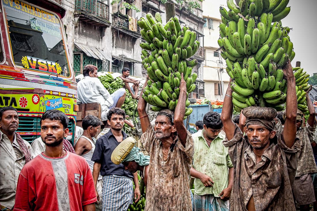 インド 競り会場にバナナを運ぶ男たち 旅と写真とエッセイ By オザワテツ