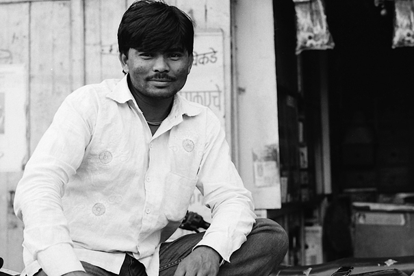 インド 小さな店先に腰を下ろす男 写真とエッセイ By オザワテツ