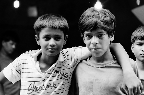 インド 肩を組むふたり 写真とエッセイ By オザワテツ