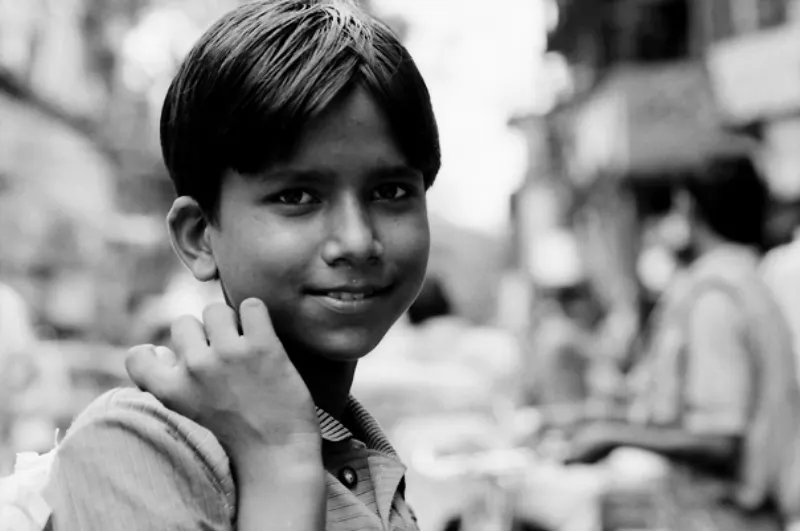 男の子の穏やかな微笑み