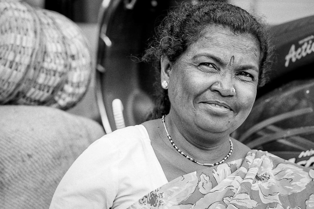 インド 市場にいたふくよかな女性 写真とエッセイ By オザワテツ