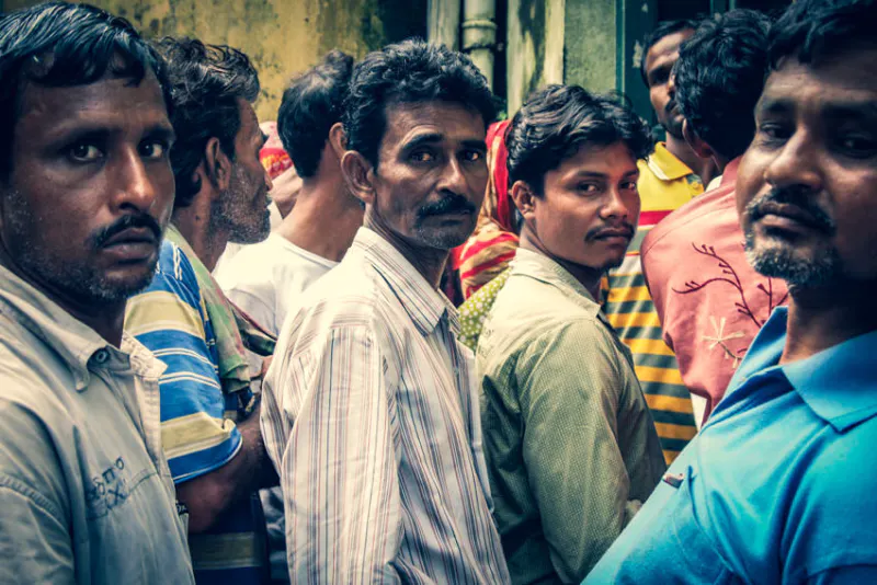 役所の前の人集り