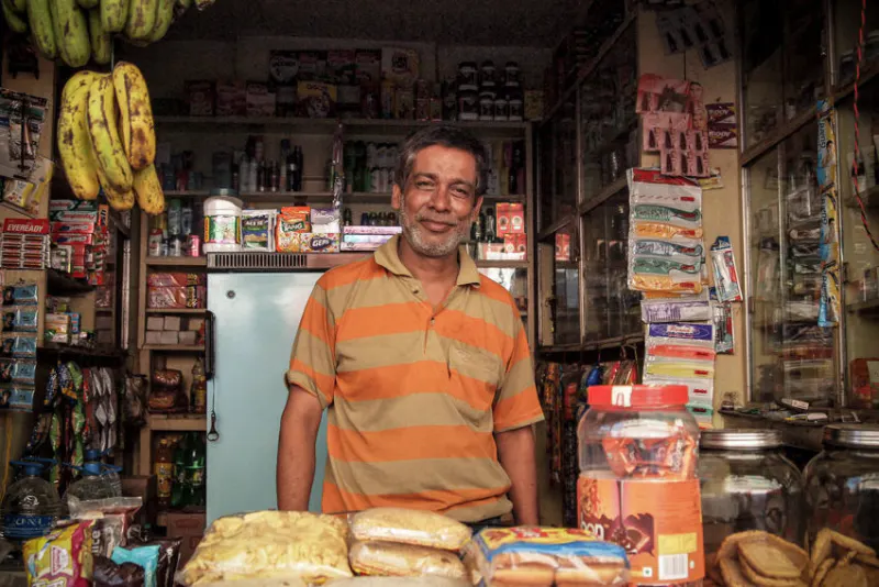 カウンターに立つ男