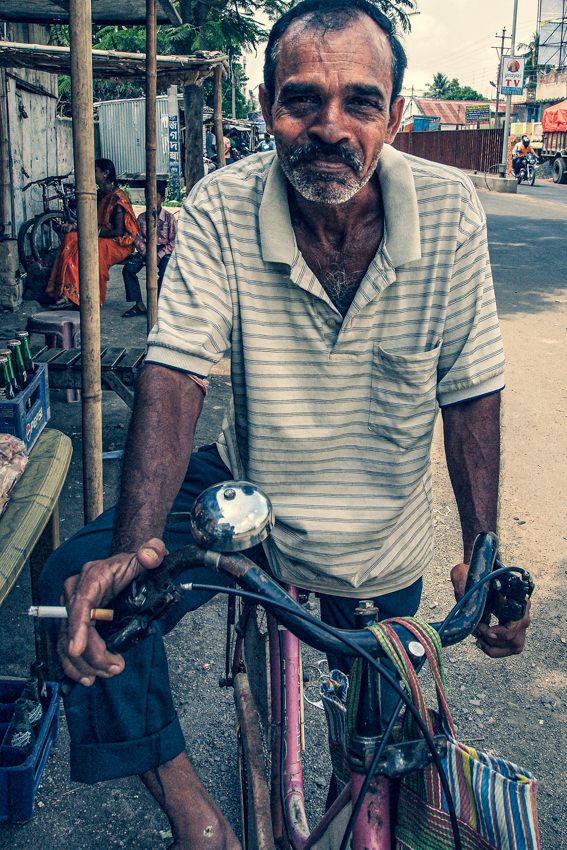 インド】 自転車の上には無精髭の笑顔  旅と写真とエッセイ by オザワテツ