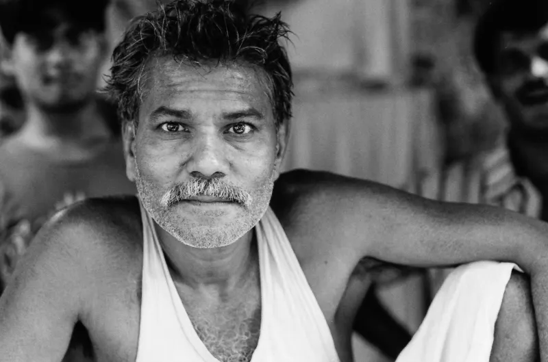 まじまじと見る男