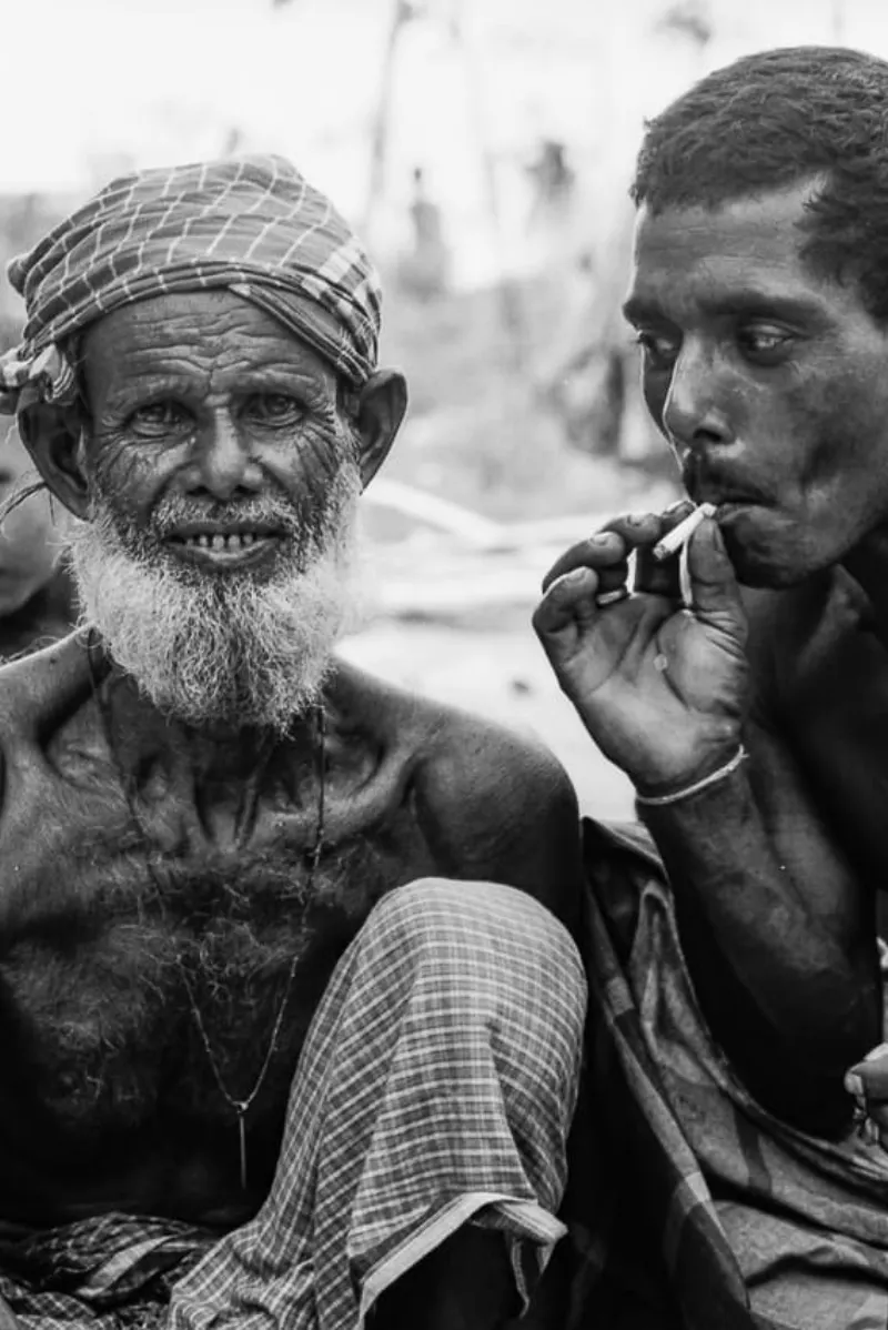 微笑む老人と煙草を吸う男