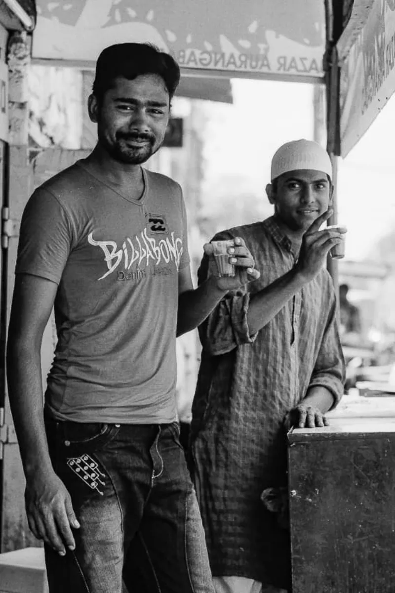 チャイを飲む二人の男
